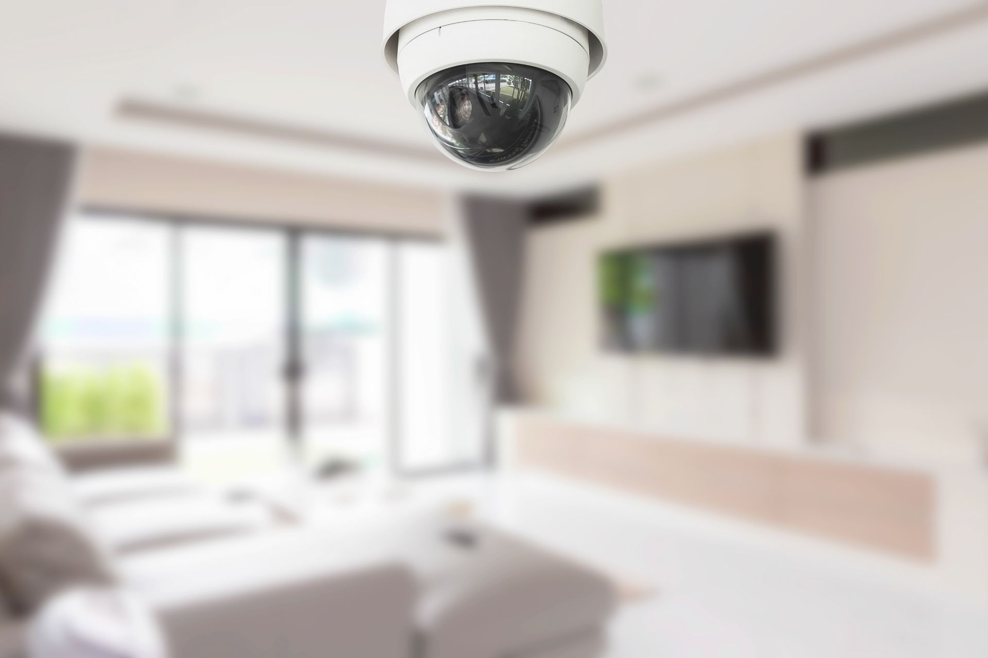 Can multi-camera synchronization be achieved wirelessly or does it require physical connections?