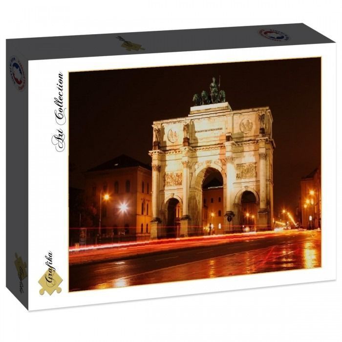Nighttime photograph of the Siegestor triumphal arch in Munich illuminated with long-exposure traffic light trails.