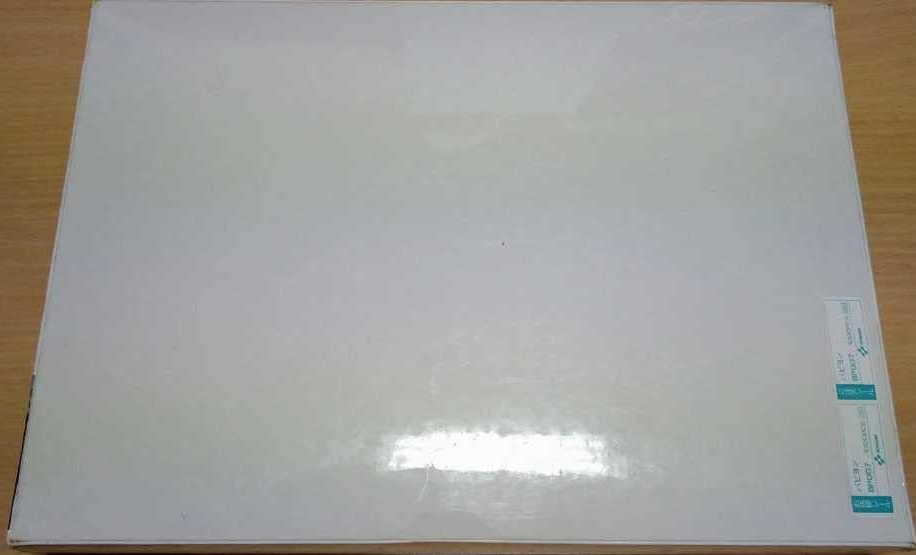 White jigsaw puzzle box with reflective sheen and Japanese text labels.