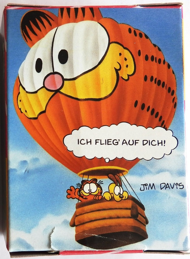 Garfield floating in a hot air balloon shaped like his own head with Odie in the basket.