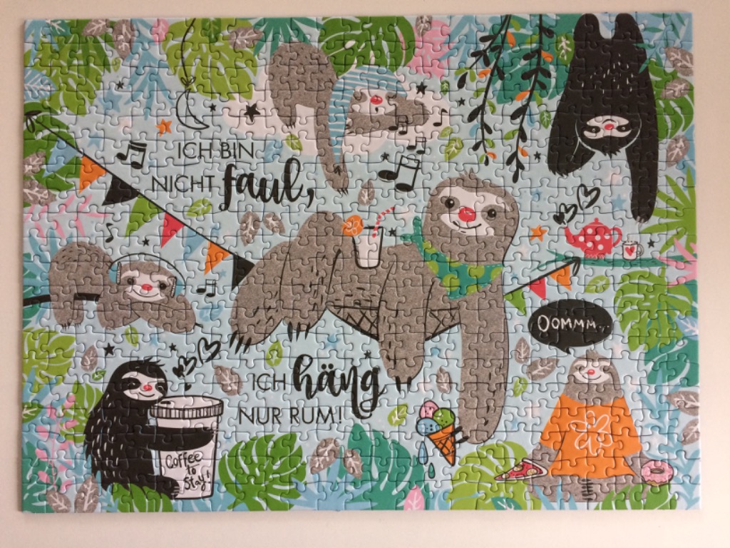 A whimsical illustration of multiple sloths in a tropical jungle setting with German text.
