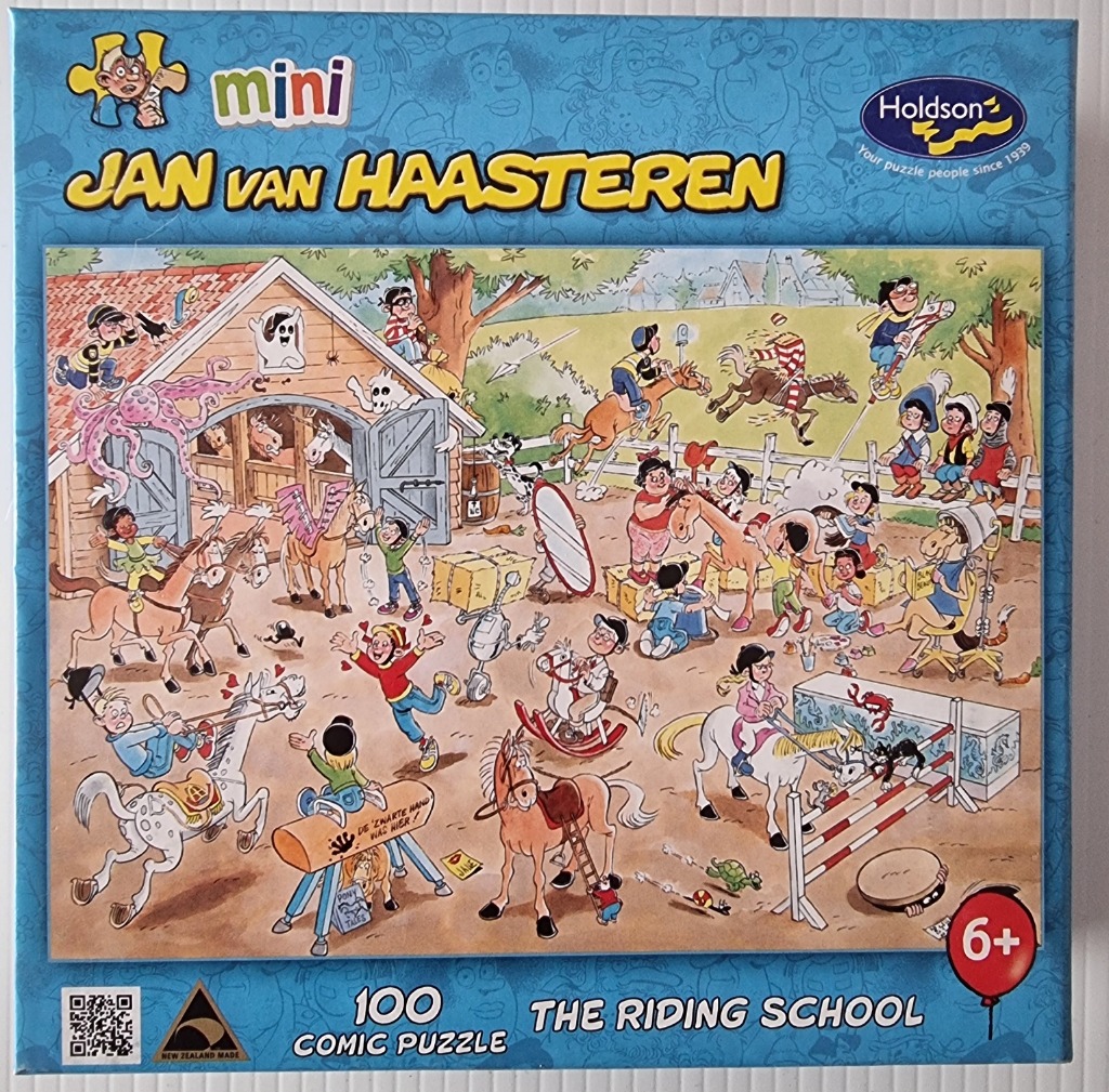 Comic illustration of a chaotic, busy riding school with horses, people, and hidden details.