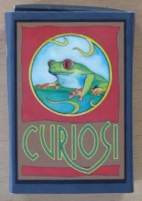 Illustration of a green red-eyed tree frog inside a circular frame with the word CURIOSI below.