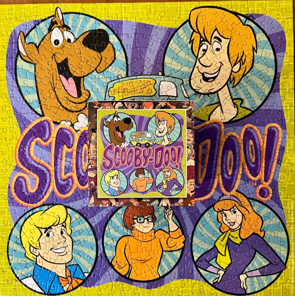 Animated characters Scooby-Doo, Shaggy, Fred, Velma, and Daphne in circular portraits on a lime green background.