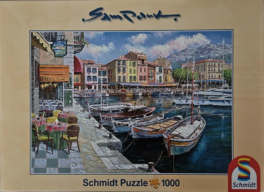 Impressionistic painting of a sunny Mediterranean harbor featuring a seaside cafe, small boats, and colorful buildings.