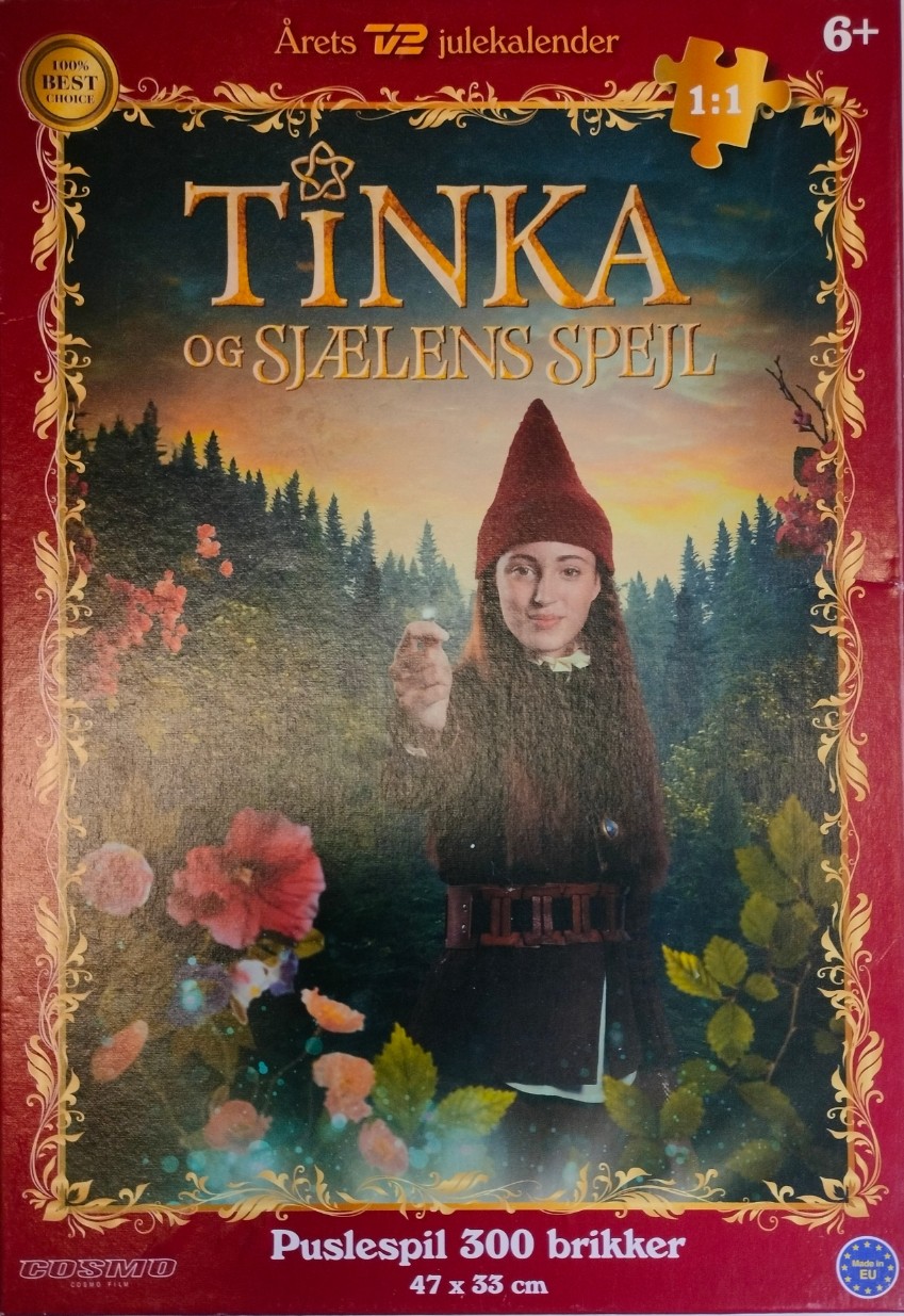 A young woman dressed as an elf stands in a forest holding a glowing object, beneath the title Tinka og Sjælens Spejl.