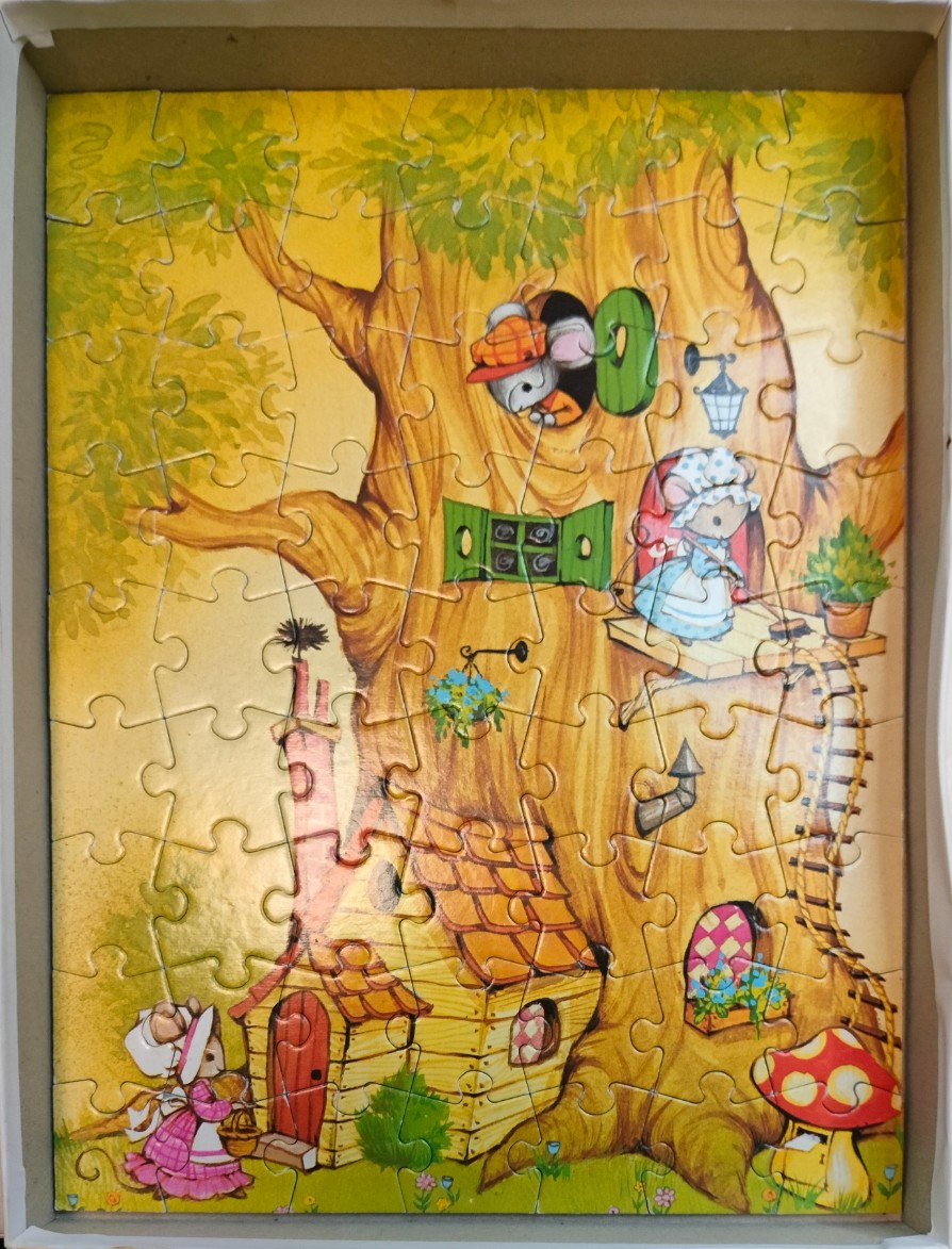 Illustration of anthropomorphic mice living in a large tree house.