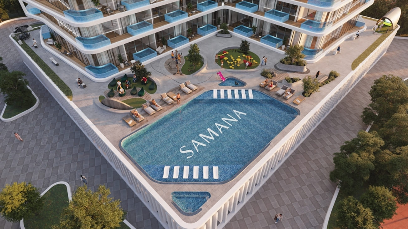 Large Pool Deck & Jacuzzi