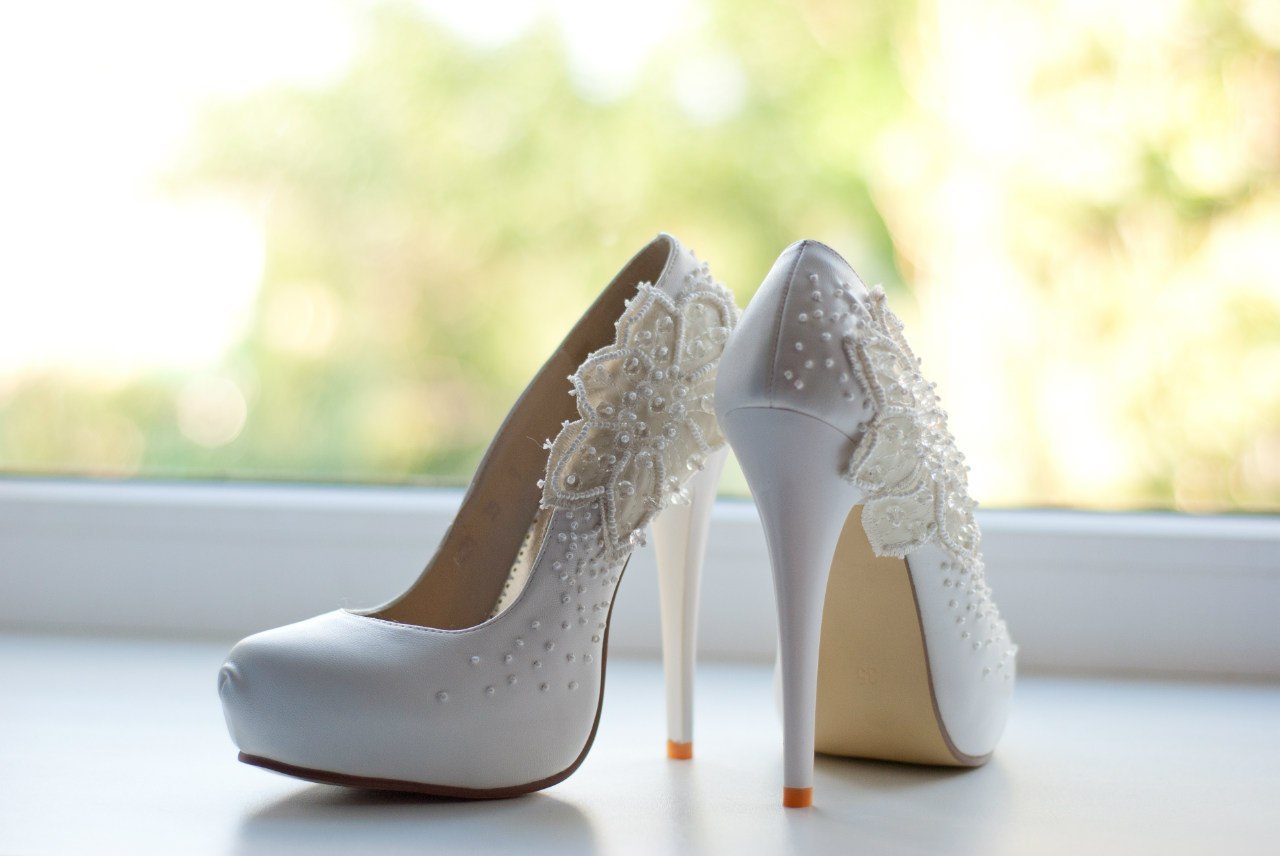 Свадебные туфли на невесте