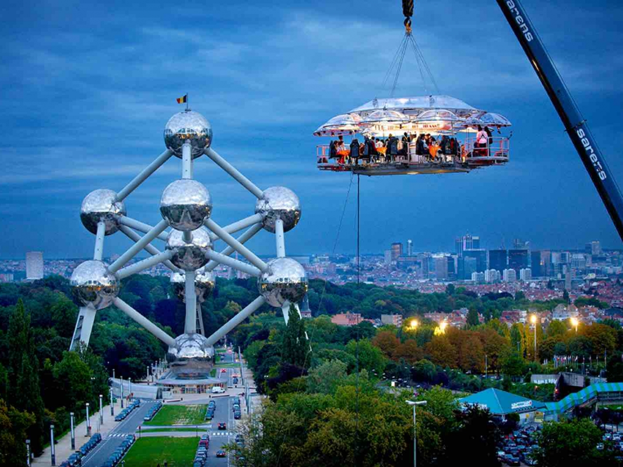 Ужин на колесе обозрения. Dinner in the Sky (Бельгия). Атомиум Брюссель. Dinner in the Sky ресторан. Dinner in the Sky Брюссель.