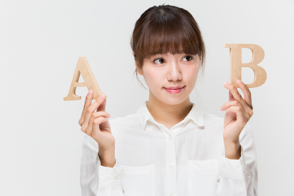 LINE公式アカウントとLINEミニアプリの特徴を比較