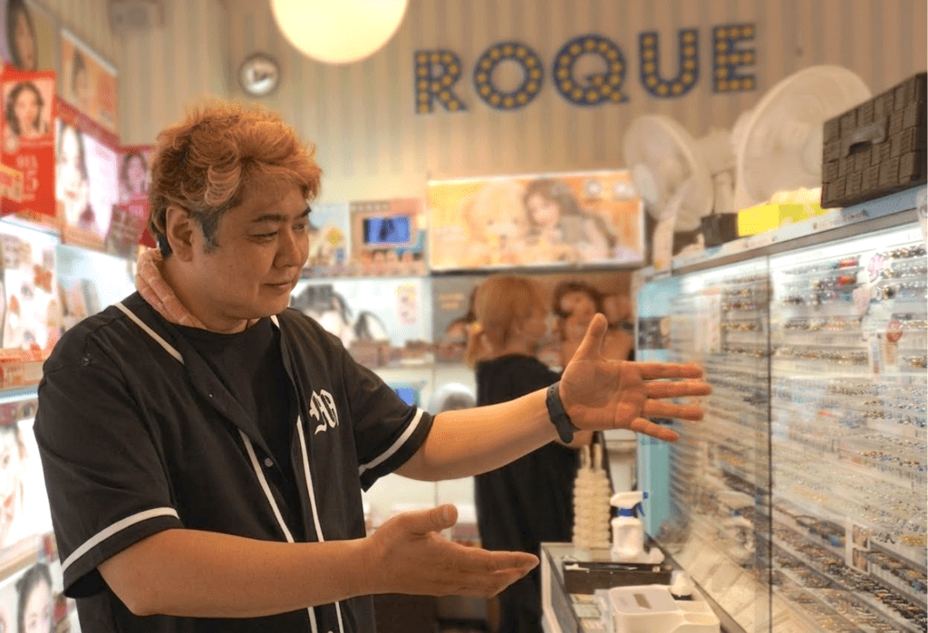 ボディピアス専門店ROQUEの店内で商品を紹介する銭谷様
