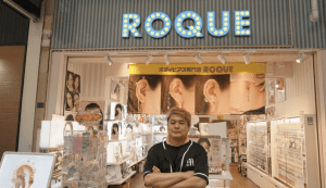 ボディピアス専門店ROQUEの店舗入口に立つ銭谷様