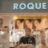 ボディピアス専門店ROQUEの店舗入口に立つ銭谷様