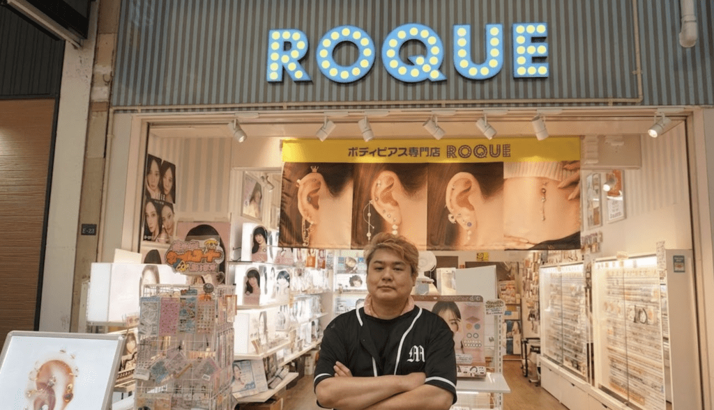 ボディピアス専門店ROQUEの店舗入口に立つ銭谷様