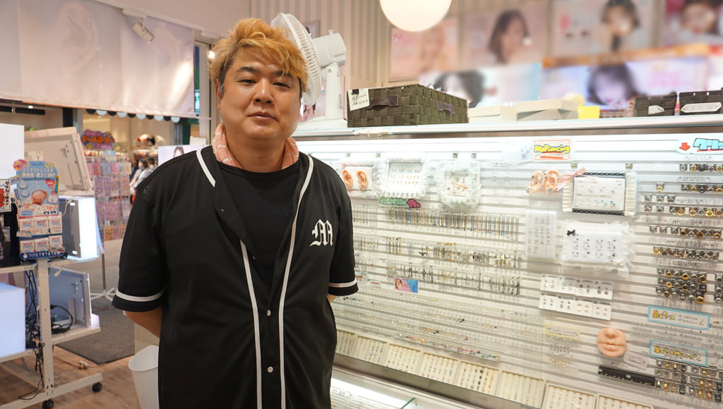 ボディピアス専門店ROQUEの商品棚の前に立つ銭谷様