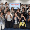 ビックカメラの「B」を表現したポーズで集合写真を撮影