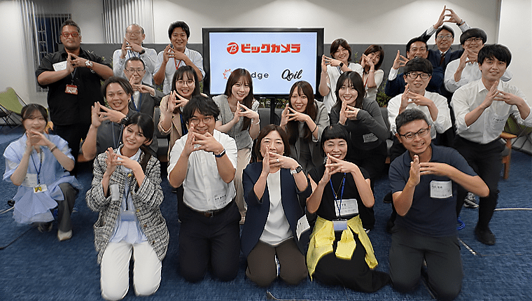 ビックカメラの「B」を表現したポーズで集合写真を撮影