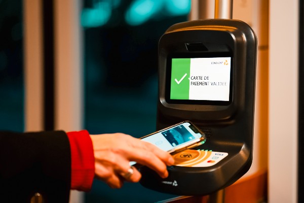 image montrant un paiement avec carte bancaire en open payment