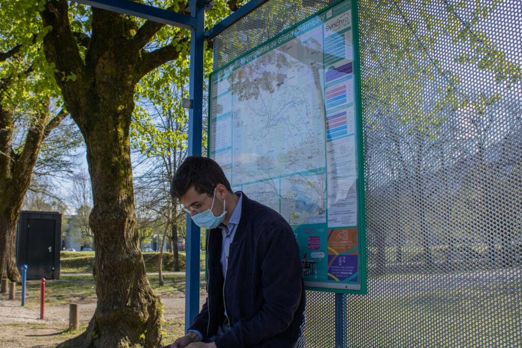 Photo d'une personne qui attend le bus à arrêt de bus