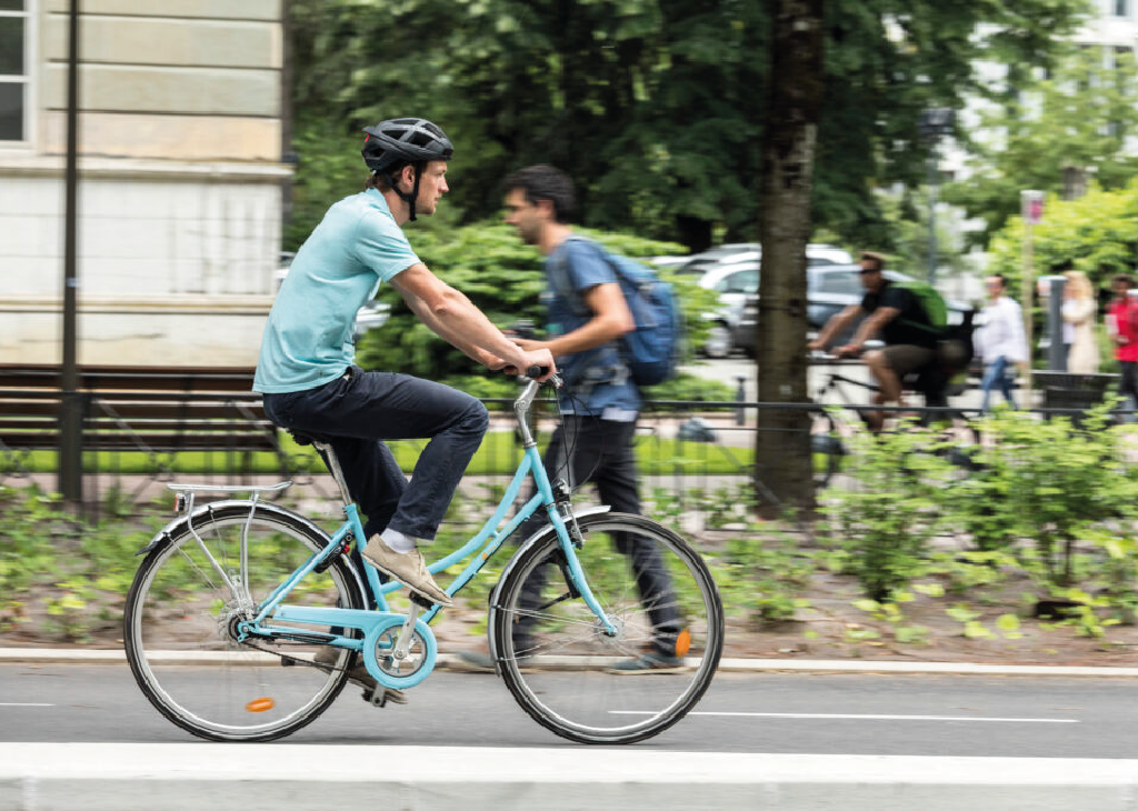 Photo d'un cycliste sur un vélo bleu