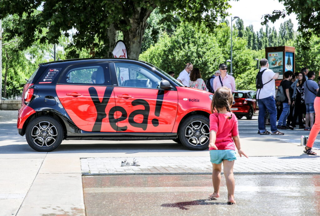 Photo d'une voiture rouge citiz