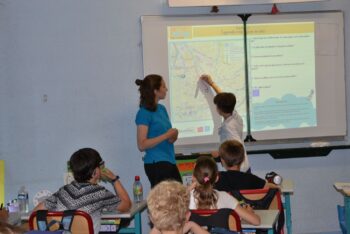 Photo d'une intervention dans l'école Albanne à Barberaz en mai 2022 avec un enfant au tableau