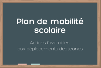 Illustration d'un tableau avec écrit à la craie "Plan de mobilité scolaire, actions favorables aux déplacements des jeunes"