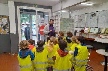 Photo d'une visite guidée des écoliers au dépôt Synchro Bus