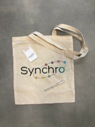 Photo d'un sac en tissu, stylo et porte-carte Synchro Bus