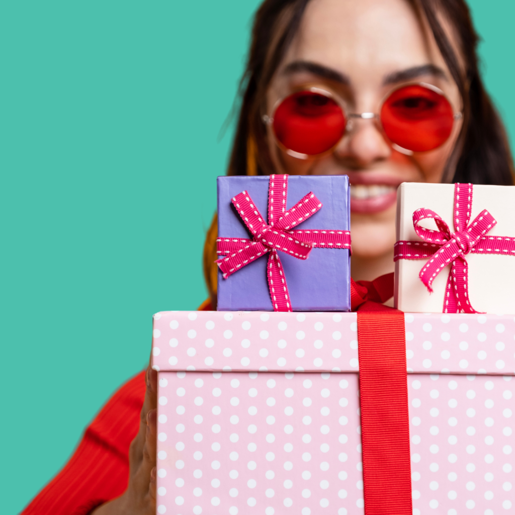 personne qui regarde des cadeaux qu'elle vient de gagner