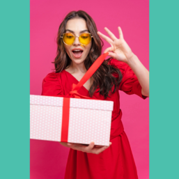 personne en train de débaler un cadeau