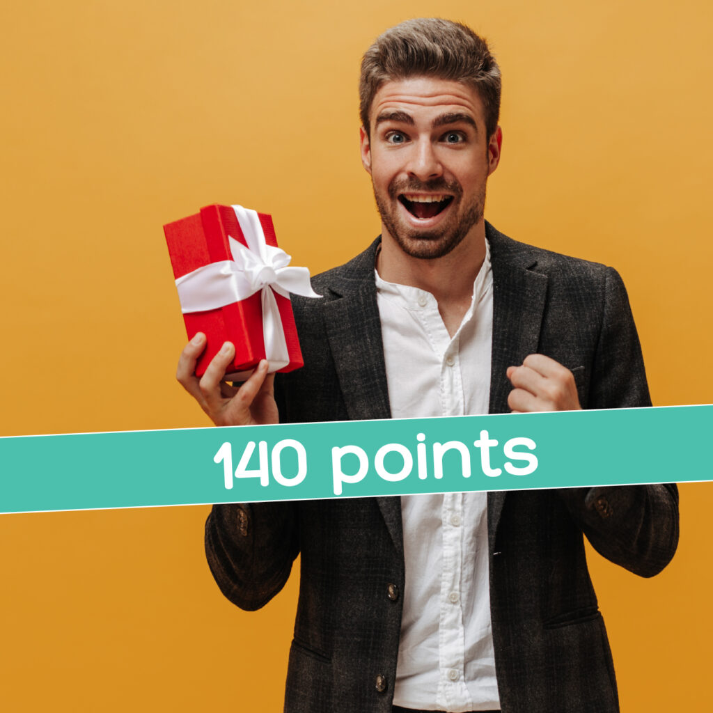 photo d'un homme tenant un petit cadeau avec marqué 140 points