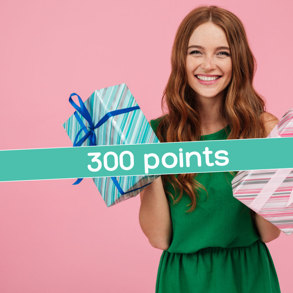 photo d'une femme tenant 2 cadeaux avec marqué 300 points