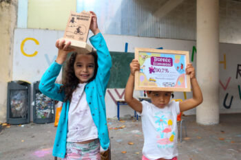 Enfants levant le trophée