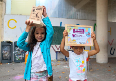 Enfants levant le trophée