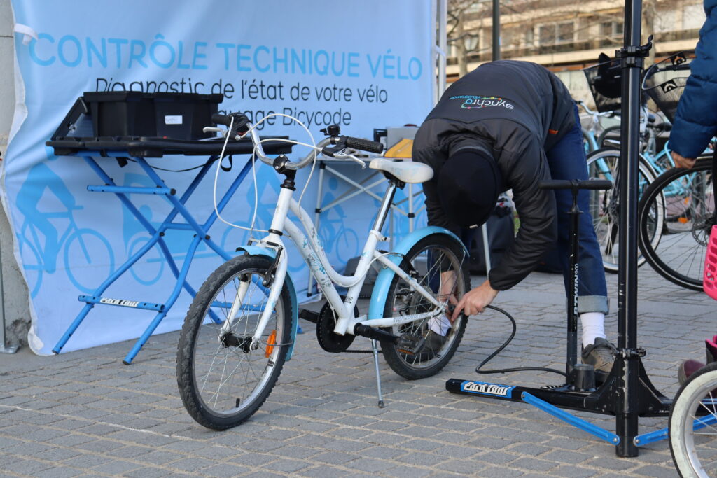 Personne qui répare un vélo