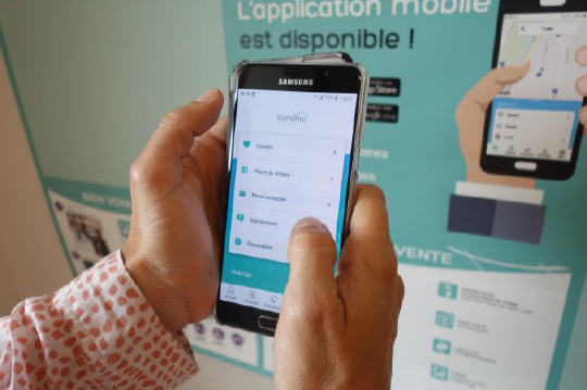 Photo d'un téléphone avec l'application Synchro Chambéry d'ouverte