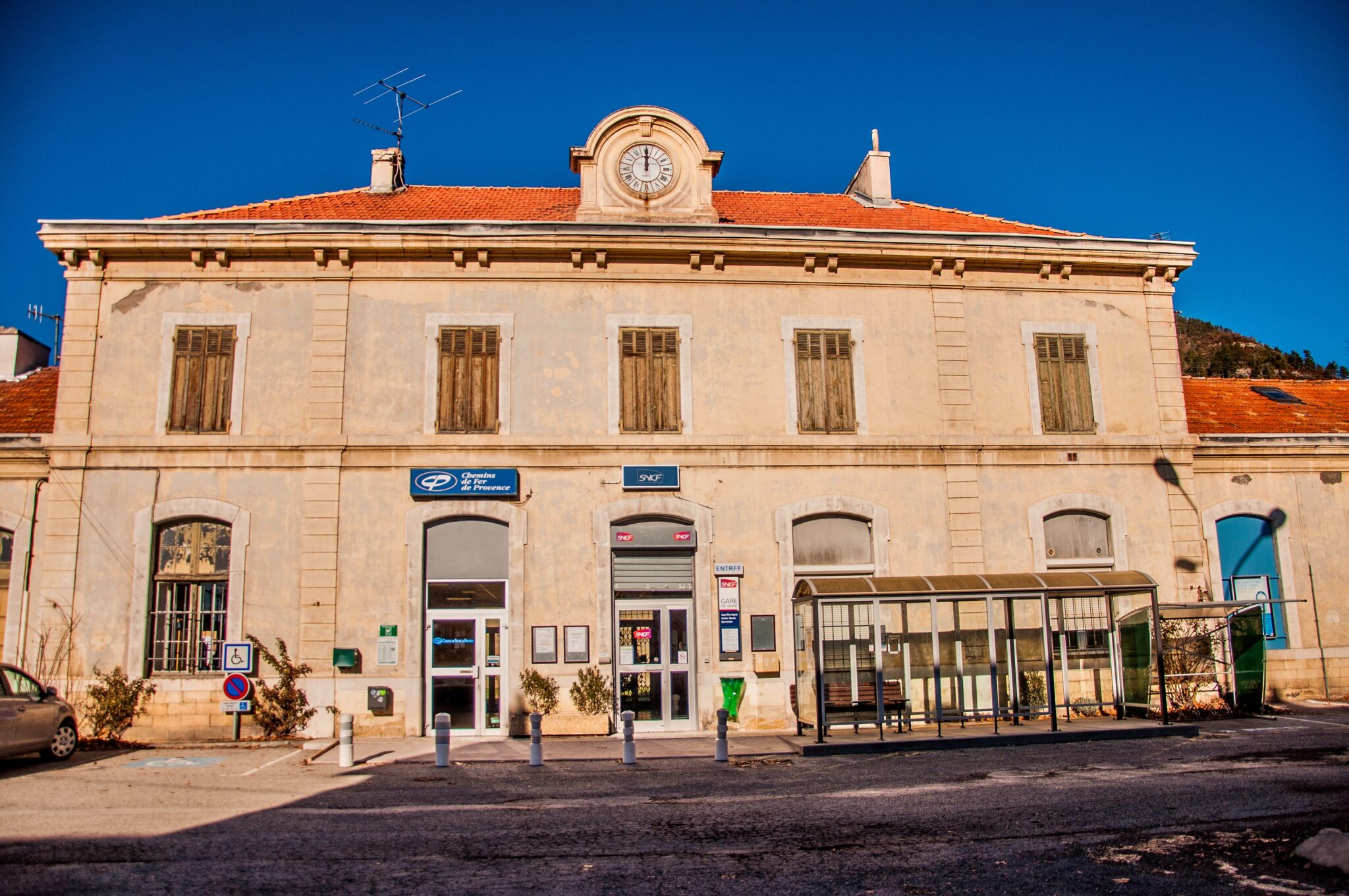 Gare de DignelesBains  Chemins de Fer de Provence