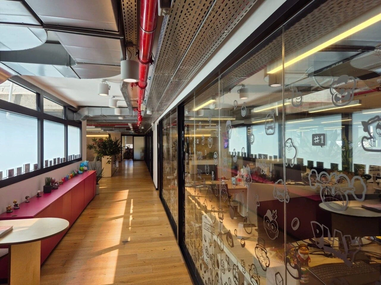 חלל עבודה הכולל אופן ספייס, חדרים, לאונג׳ ומטבח פרטי במתחם מרכז תל אביב