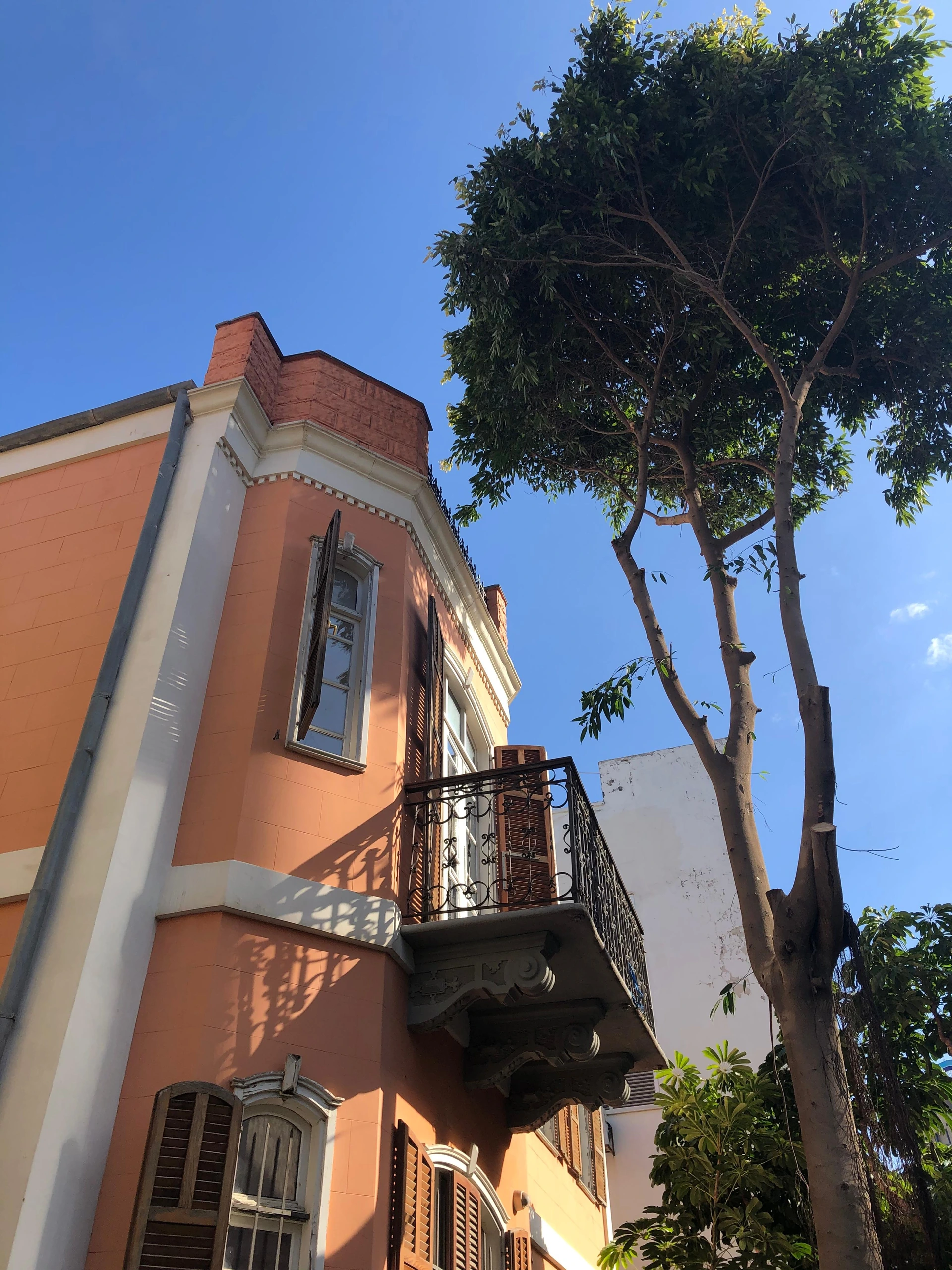 משרדים בבניין לשימור מחמיר באזור שדרות רוטשילד בשדרות רוטשילד ולב תל אביב