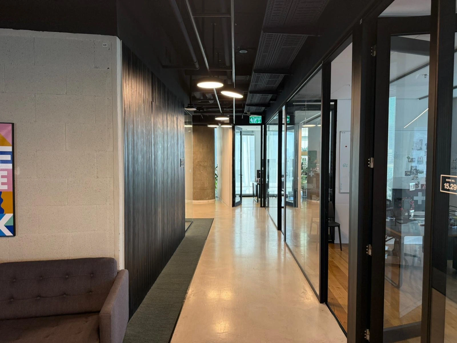 משרדים מחולקים לחדרי צוותים במגדל קלאס A במתחם שרונה והסביבה תל אביב