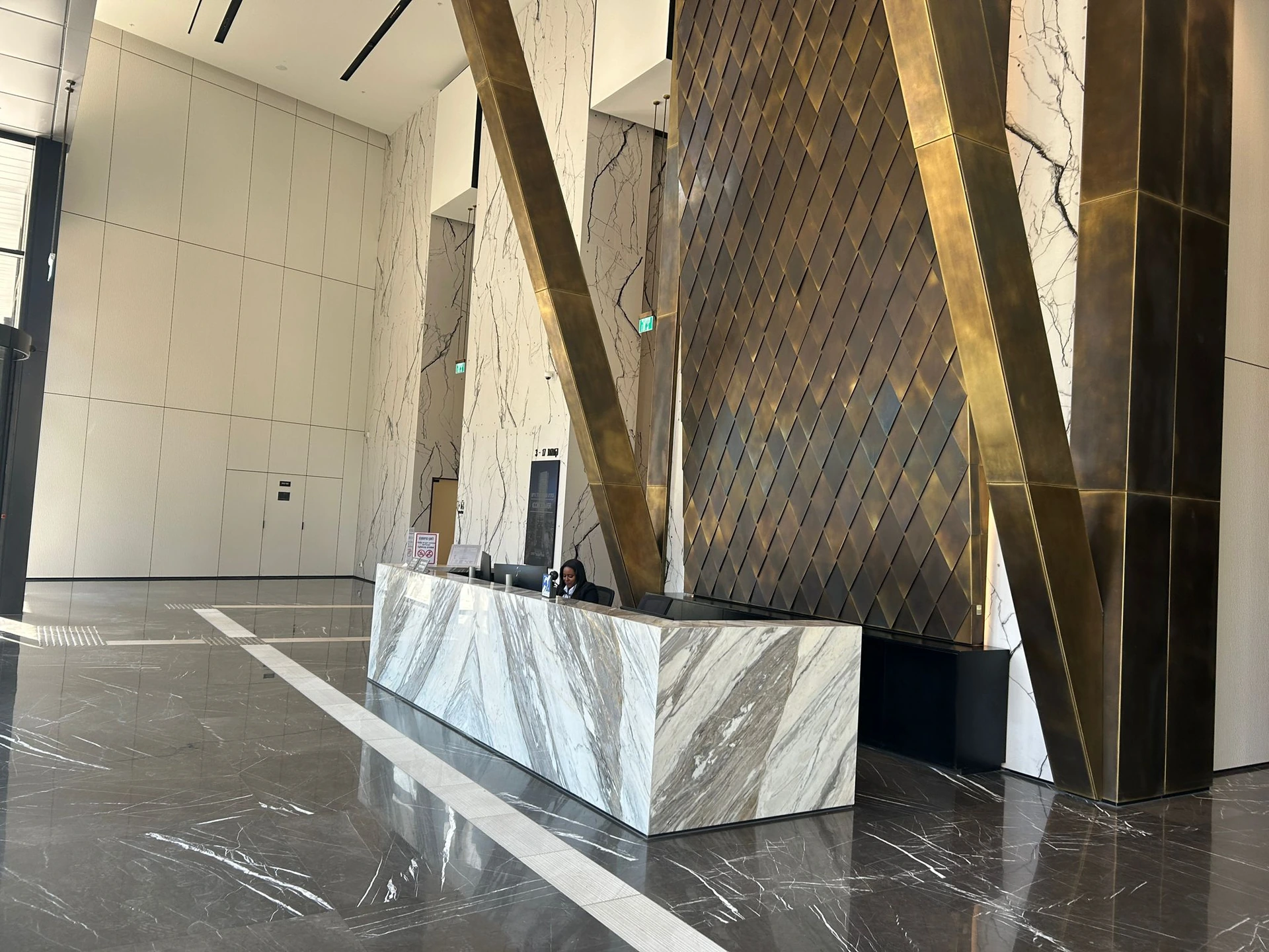 משרדים למכירה במגדל אייקון בבורסה, 251 מ״ר עם מרפסות במתחם הבורסה רמת גן