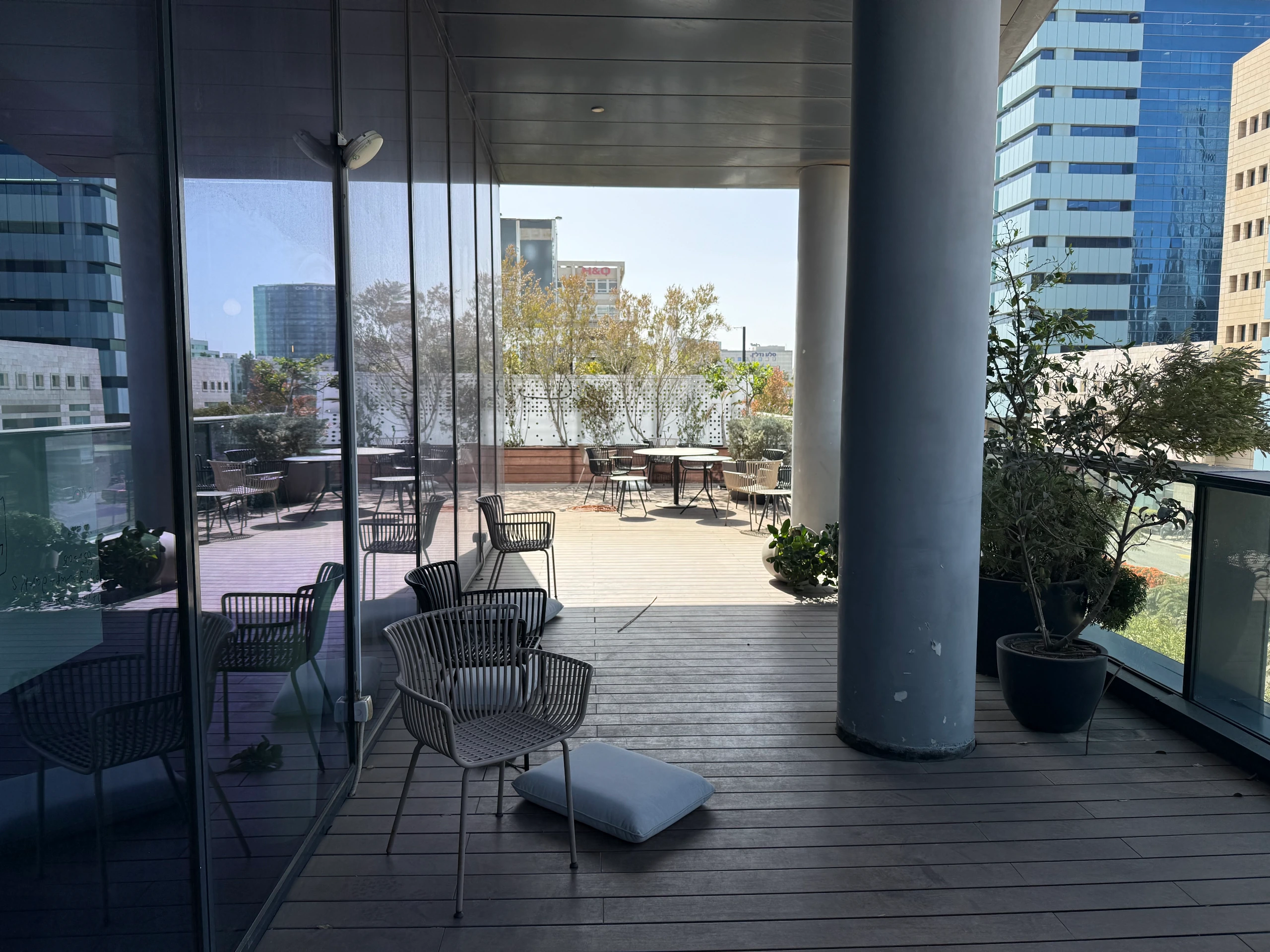 סאבליס Plug and Play במגדל עם מרפסת!!! בציר יגאל אלון ומזרח איילון