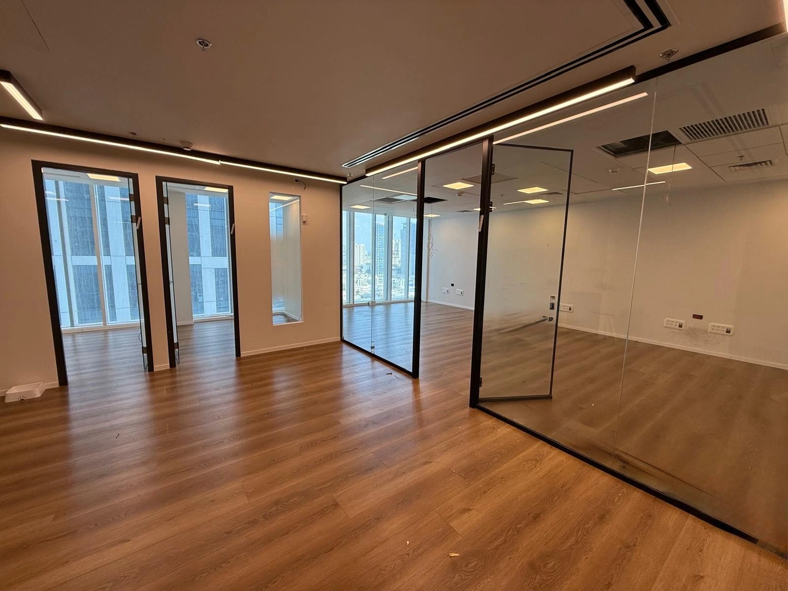 משרדים במחיר אטרקטיבי במגדל סקיי טאוור במגדל סקיי טאוור | SKY Tower, המסגר 35 תל אביב, מתחם יצחק שדה והמסגר תל אביב