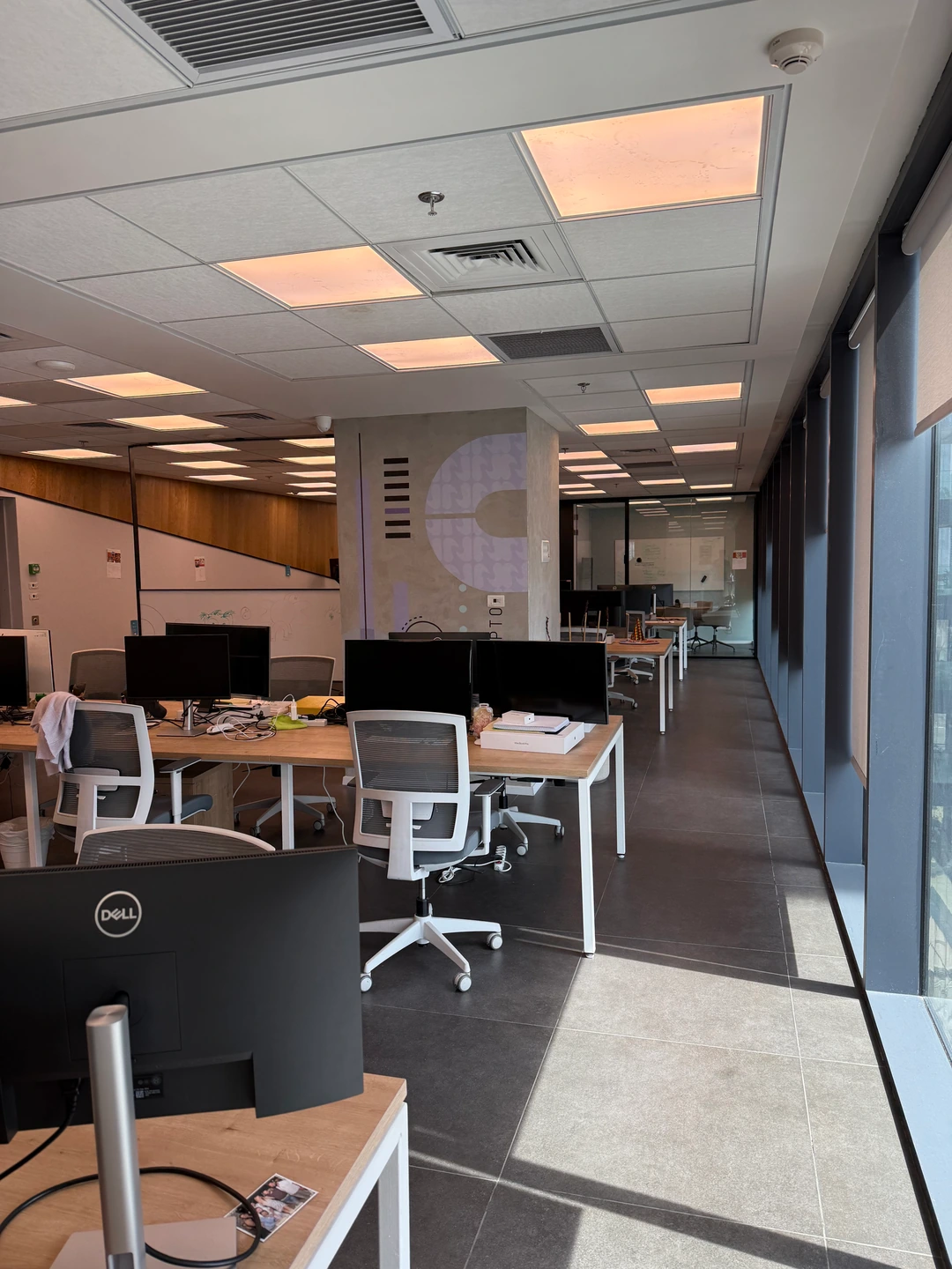 לחברות סטארט-אפ - משרד עם אופן ספייס ומרפסת במתחם שרונה והסביבה תל אביב