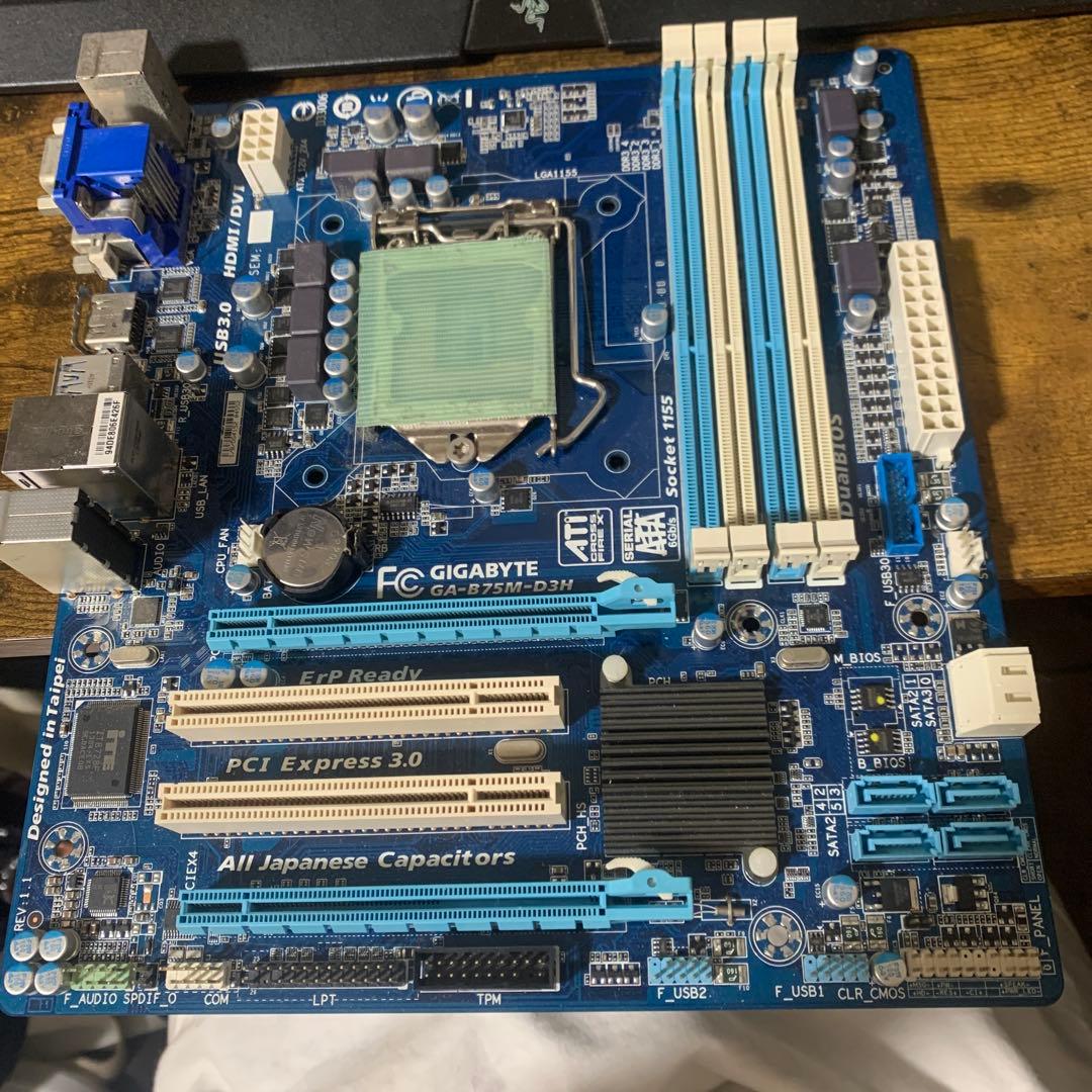 GIGABYTEGA-B75M-D3H ※奥のキーボードとモニターは含めないです