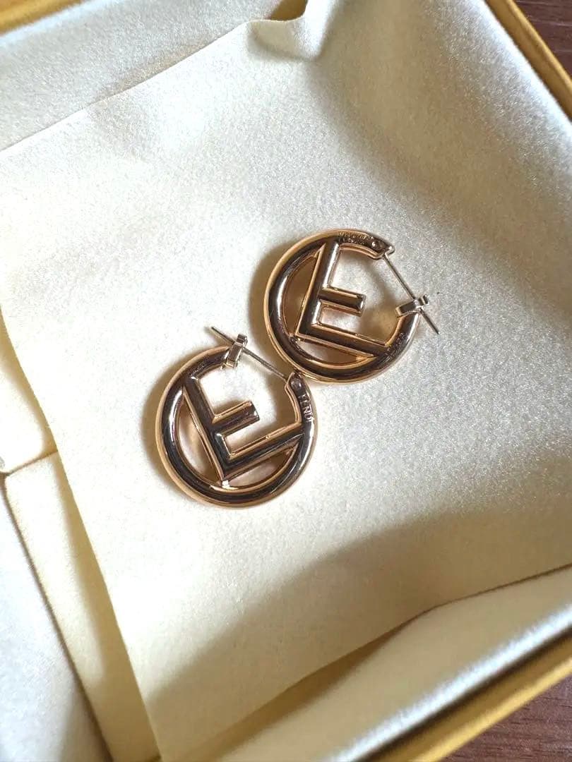 FENDI ゴールド ロゴピアス 箱付き
