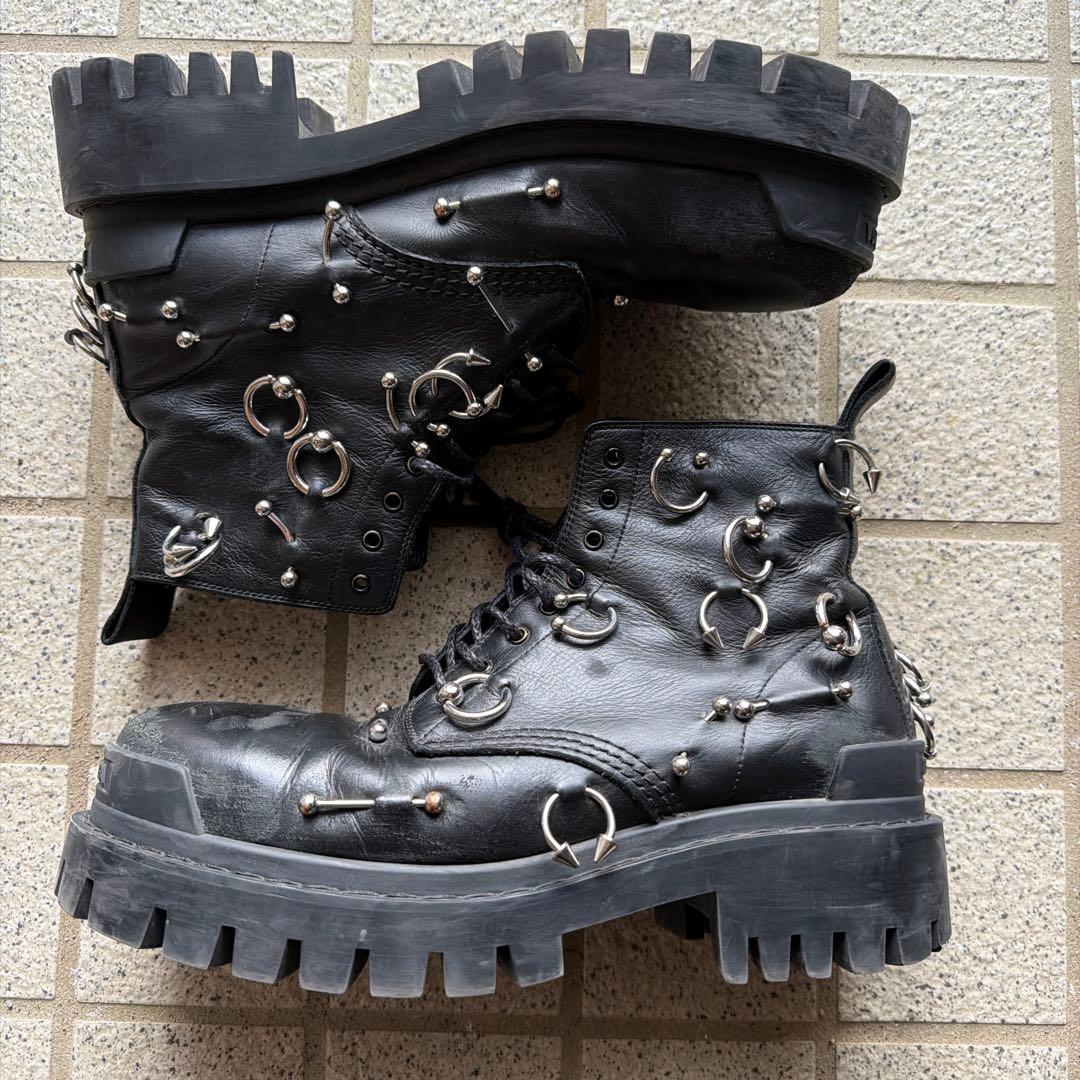 BALENCIAGA piercing strike boots 40