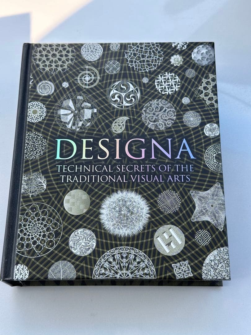 DESIGNA Secrets Visual Arts 洋書　アート　デザイン